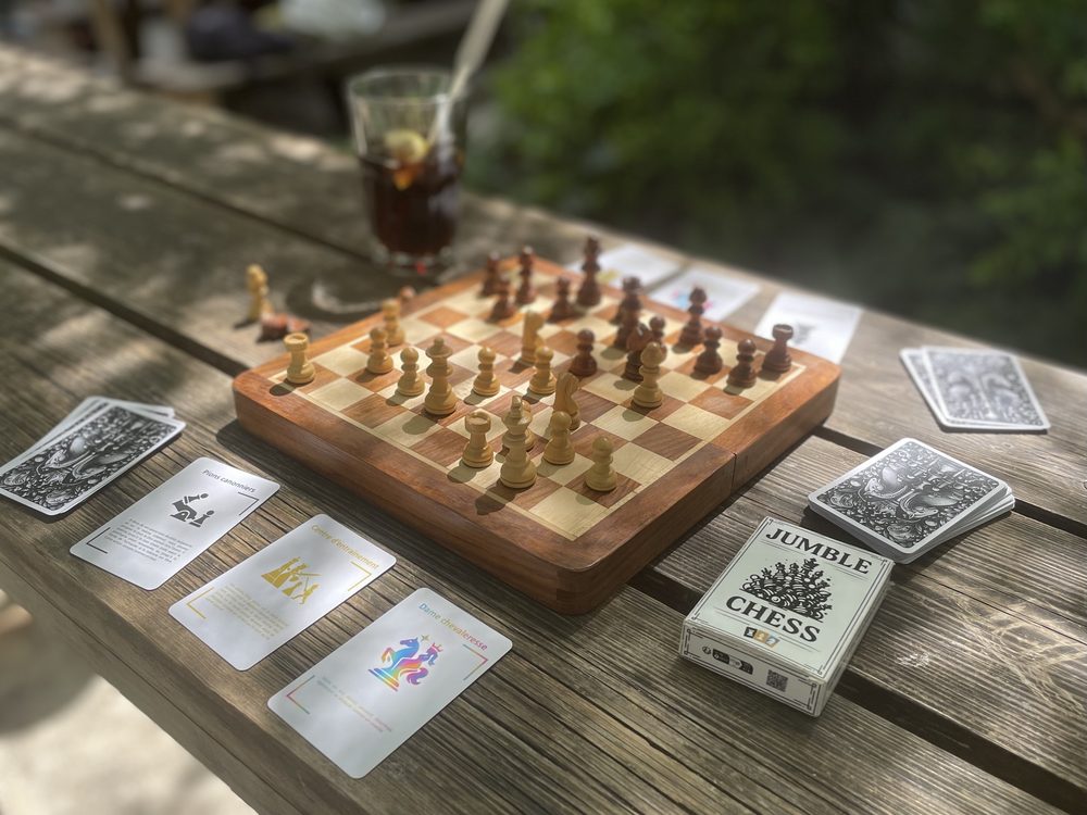 Partida de Jumble Chess en curso con cartas modificadoras alrededor del tablero